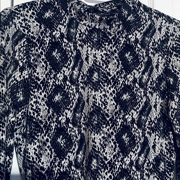 NWOT H&M Divided sexy, long sleeve, mock neck, open back sexy dress. Size 6 - Picture 3 of 4